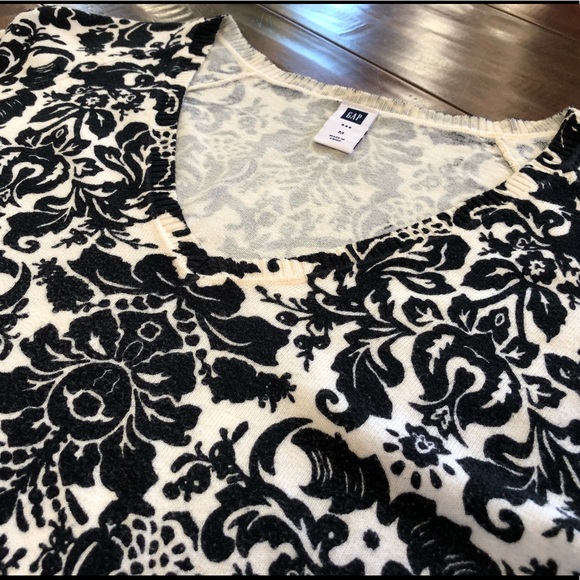 Gap-Black & White Floral print V-neck Sweater (M) - Picture 4 of 7